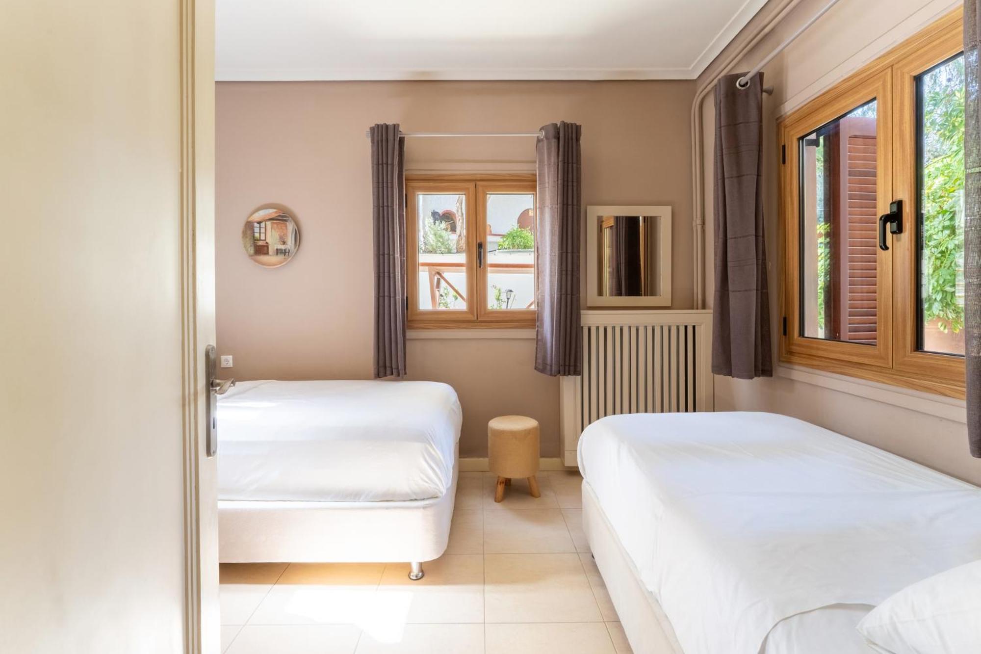 Вилла The House Of Gratitude - Poolside Retreat Лутра-Ореас-Эленис Экстерьер фото