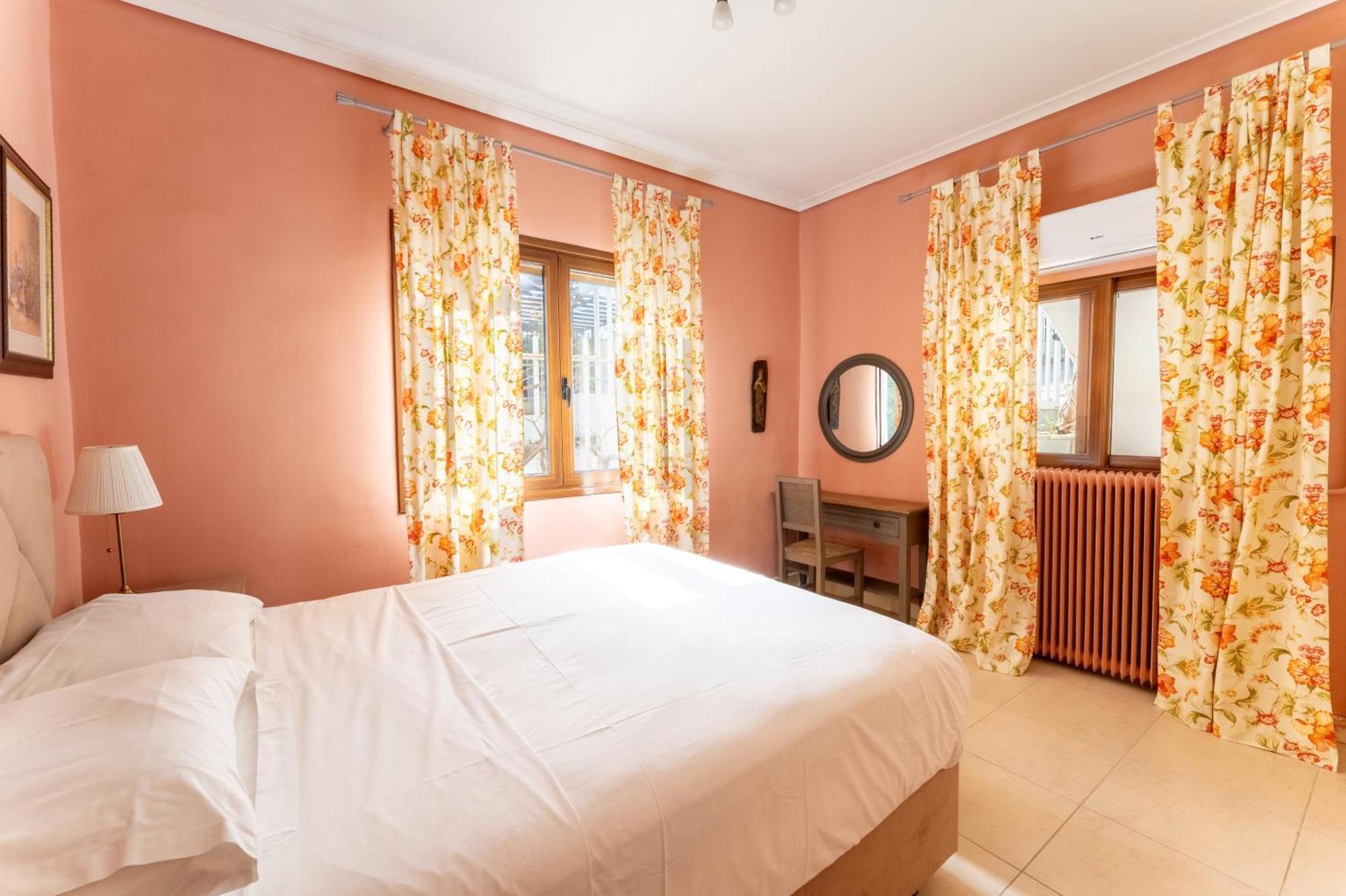 Вилла The House Of Gratitude - Poolside Retreat Лутра-Ореас-Эленис Экстерьер фото