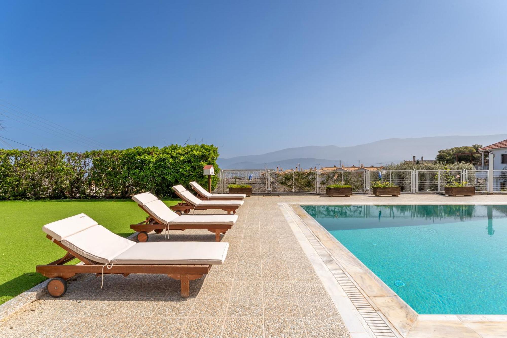 Вилла The House Of Gratitude - Poolside Retreat Лутра-Ореас-Эленис Экстерьер фото
