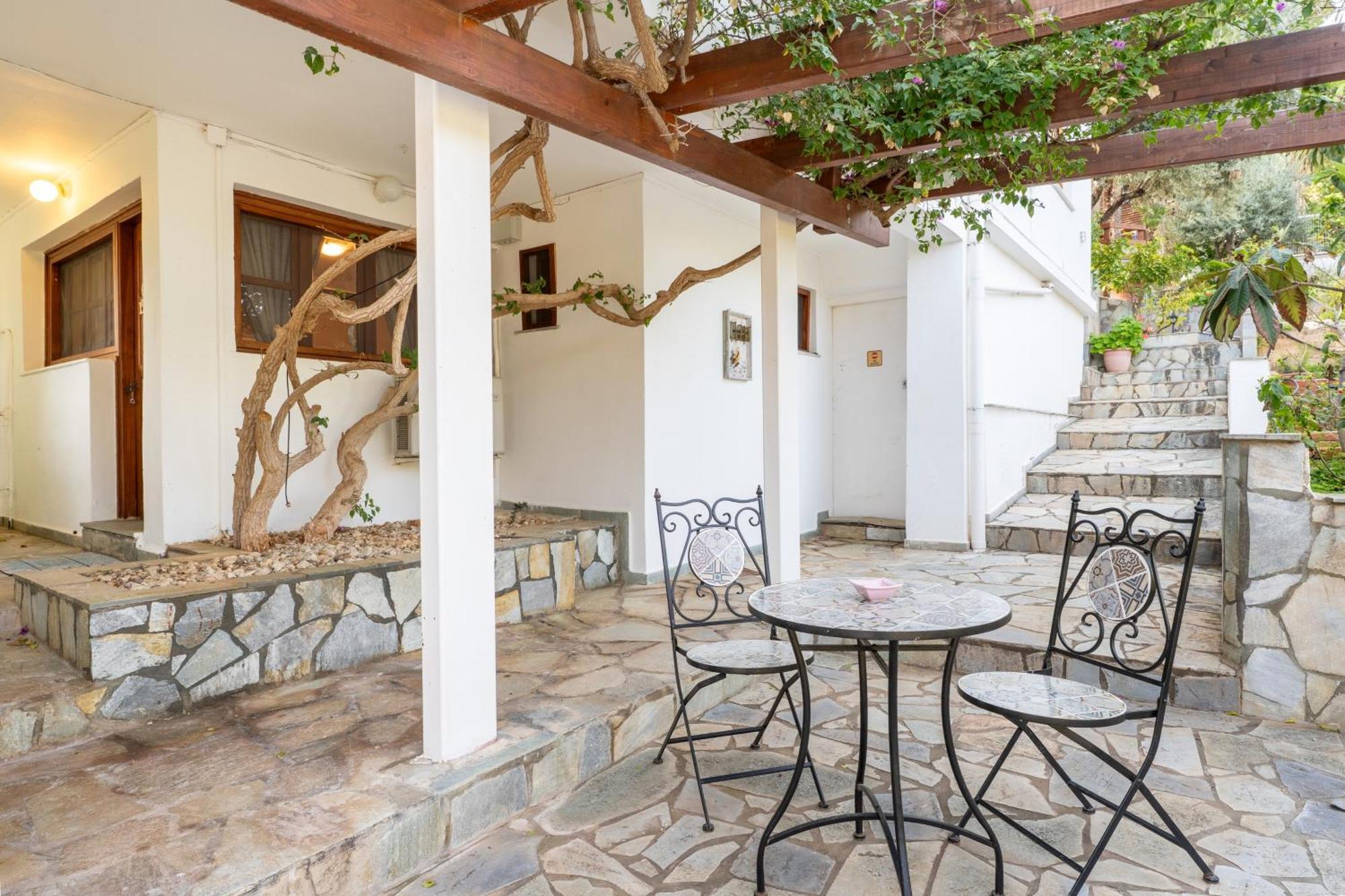 Вилла The House Of Gratitude - Poolside Retreat Лутра-Ореас-Эленис Экстерьер фото